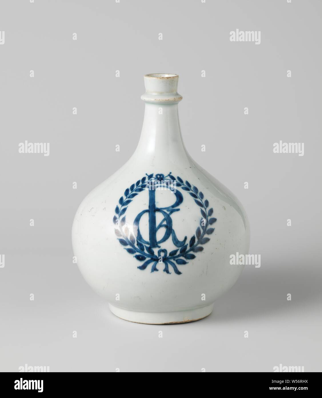 Oil jug made of porcelain, Diabolo shaped porcelain jug with narrow neck, light blue-green in color. On the belly in deep blue the letters KPO (= Kaja Poeti Oil) in round frame formed by two curved branches, tied at the bottom with a bow. The base is finished in a Chinese way, Japan, Dutch East India Company, anonymous, c. 1665, porcelain (material), vitrification, h 23.8 cm × d 17.5 cm Stock Photo