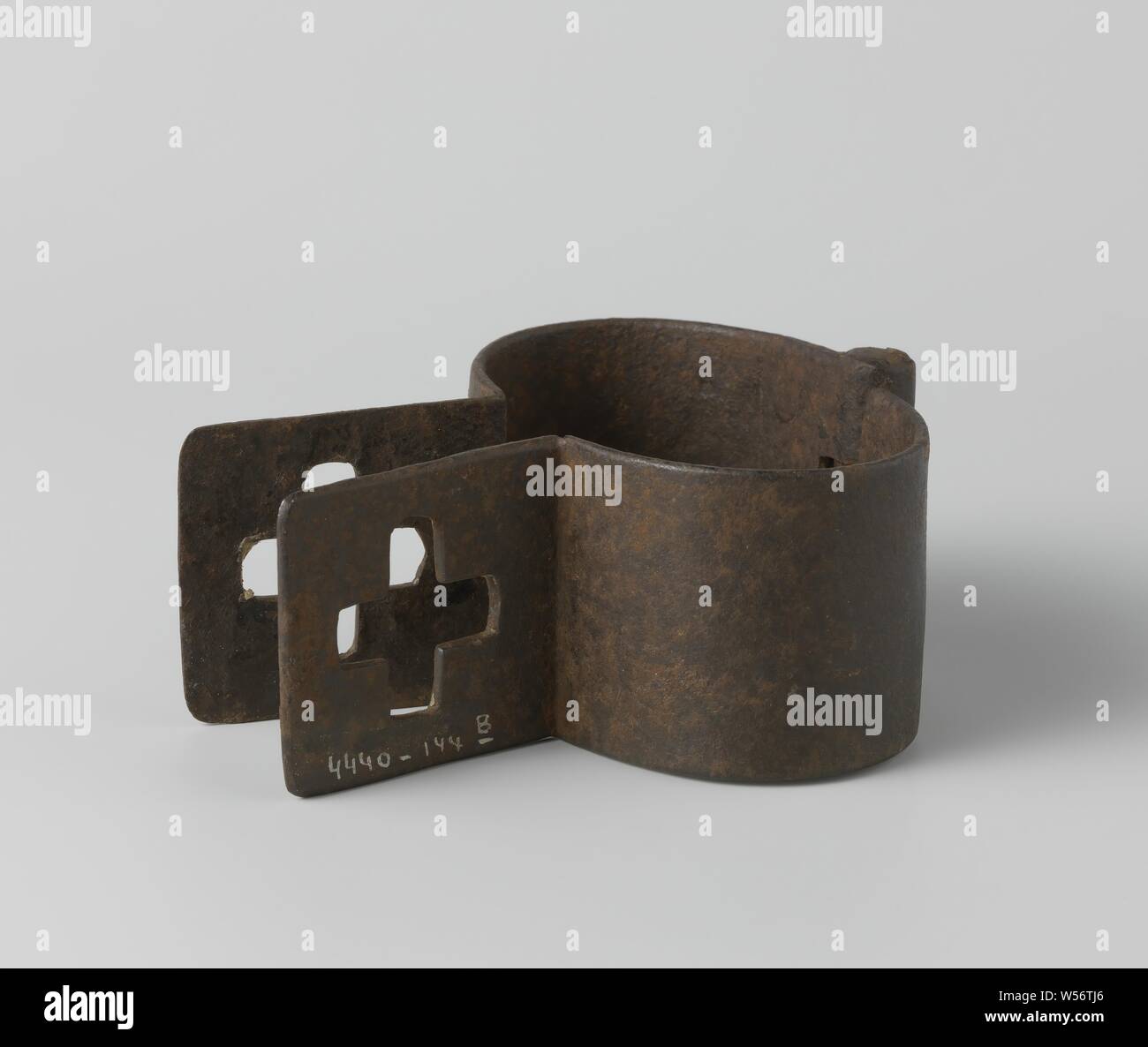 Slave shackle, anonymous, Suriname, 1700 - 1899, wrought iron (iron alloy), h 8.6 cm × w 7 cm h 6.3 cm × w 5.1 cm Stock Photo