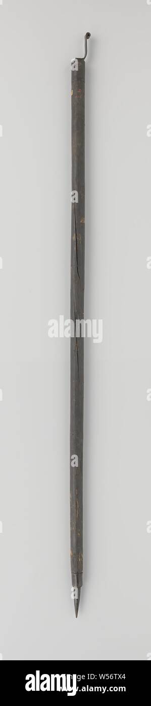 Furket, defect, Furket or musket fork whose left fork has broken off. The shaft is made of wood which is painted black with an iron tip at the end., Nederlanden, c. 1499 - c. 1799, vork, schoen, schacht, h 137.5 cm w 6 cm d 3.5 cm Stock Photo