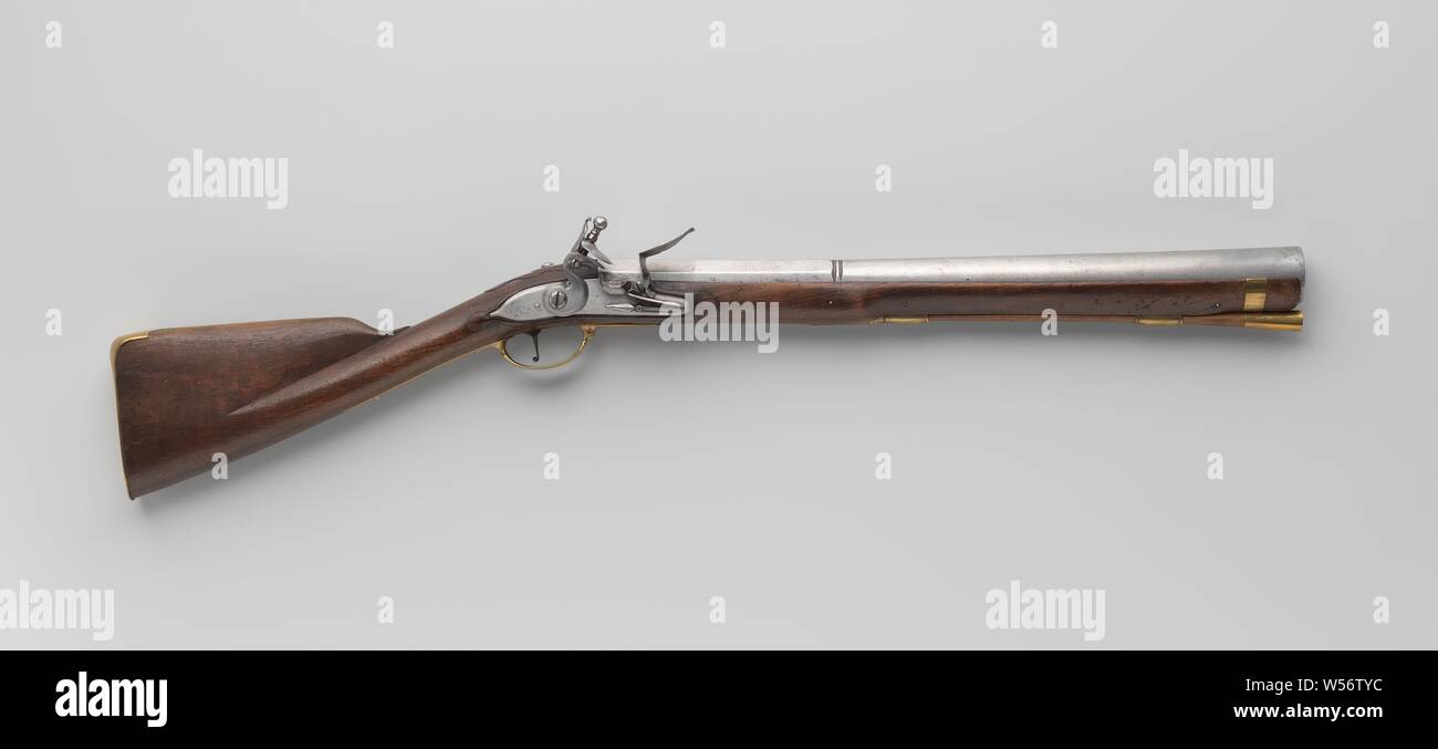 Blunderbuss, Blunderbuss with stone lock, walk partly round, partly octagonal. Flask studded with copper. Loading stick missing. On top of the Amsterdam loop mark., anonymous, c. 1700 - c. 1900, iron (metal), wood (plant material), copper (metal), l 95 cm × h 22 cm × d 7 cm × w 3 kg d 38 mm Stock Photo