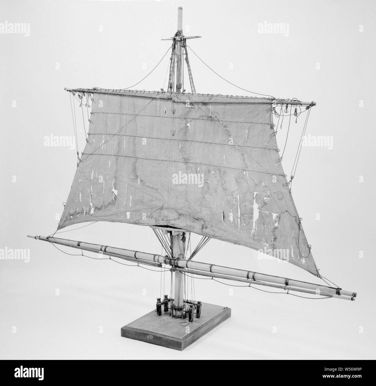 Model of a Topsail, Very detailed model of the upper part of a mast with steng, mars and mars sail on ra's, provided with all the running rigging, on a ground board with nail bench, damaged and incomplete. The march has chain putings, the ra's are equipped with glue muscles. The sail, once finished, has nineteen sail rugs upstairs and twenty-nine downstairs, with crotch bands, four revenues, three pop slings, bowline shoots and horns, reinforced with leather, the shots are made of chain. The revenues consist of reef leaders, with toggles that are attached to the window on a rope. 1:10 scale Stock Photo