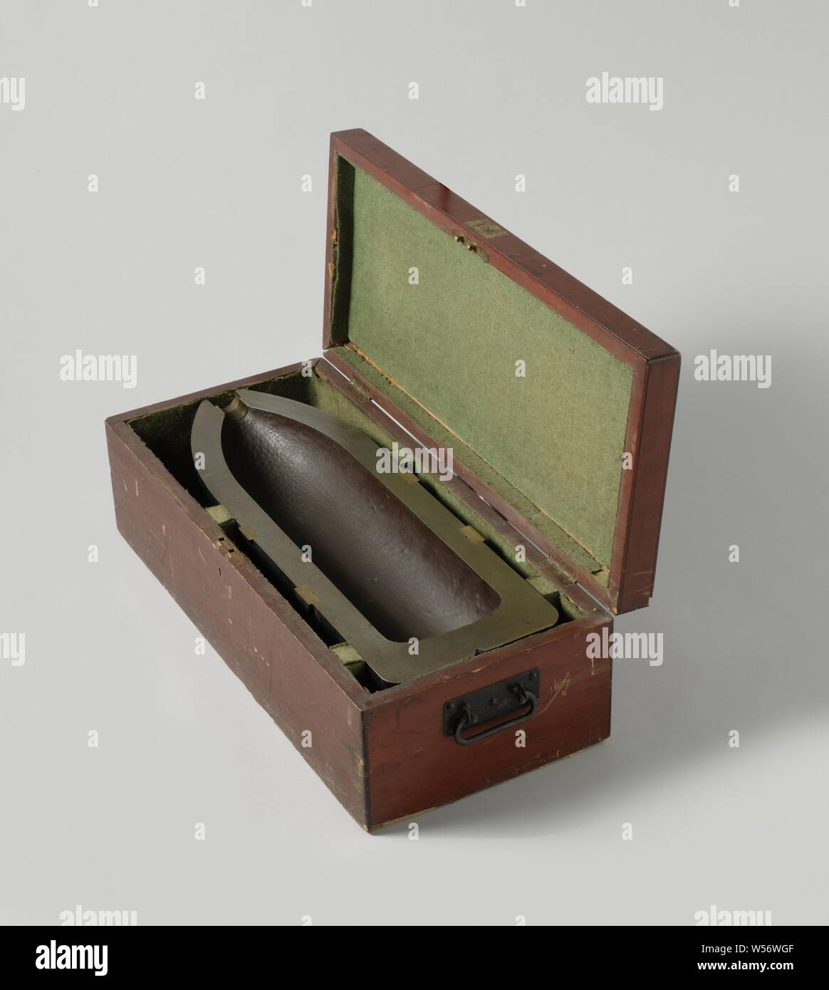 23 cm Shell in a Wooden Box, Half a 23 cm grenade shaped sawn in half, in a wooden box. The grenade is 67.3 cm long and has a caliber of 227 mm. It has two rings of pressed-in cams for a drawn barrel with six pulling fields and is hollow, a tube hole in the nose. Shallow holes for the ammunition tap are provided at the top., W.G. Armstrong & Co, Newcastle upon Tyne, 1868, iron (metal), bronze (metal), brass (alloy), wood (plant material), shell: h 11.3 cm × w 67.3 cm × d 22.7 cm box: h 21.5 cm × w 72 cm × d 32.5 cm w 59 kg Stock Photo