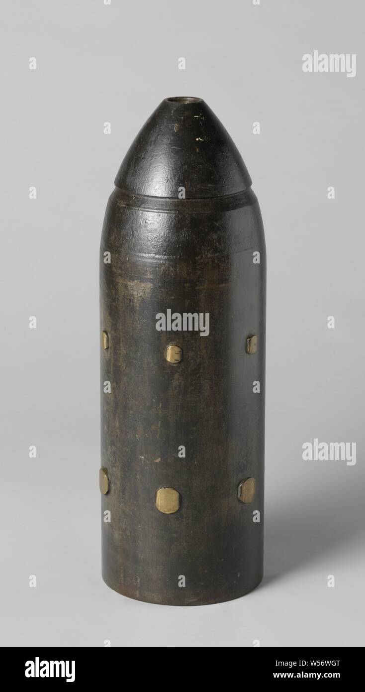 23-cm Shell, Point-shaped 23 cm grenade. The grenade is 67.4 cm long and has a caliber of 226 mm. He has two rings of pressed-in cams for a drawn barrel with six pulling fields and a tube hole in the nose, filled with a plug. At the top is a groove for the ammunition tap. This grenade is a Common shell MK I 9 inch RML., Royal Laboratory, Woolwich, 1866, iron (metal), bronze (metal), brass (alloy), wood (plant material), l 67.4 cm × d 22.6 cm × w 104.4 kg Stock Photo