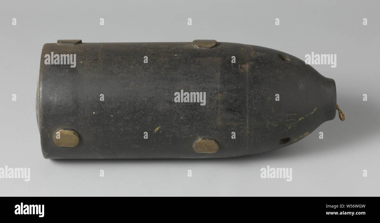 18 cm Shell segment, pointed 18 cm shell. The grenade is 44.8 cm long and has a caliber of 175 mm. He has two rings of bronze cams for a drawn barrel with three migratory fields. The nose is in the shape of a bottle neck and the tube hole is filled with a plug with a rope. The convex bottom used is secured with a lead ring., W.G. Armstrong & Co, Newcastle upon Tyne, 1868, iron (metal), bronze (metal), brass (alloy), rope, l 44.8 cm × d 17.5 cm × w 51.4 kg Stock Photo