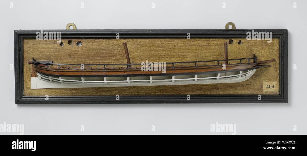 Half Model or a 3-Gun Schooner Gunboat, Polychromed mold model (starboard) of a two-mast. The skin above the barwood is closed, the model has a railing. The skeg is low, next to the bowsprit and the mast is room for a cannon in the bow (one on each side). The deck is closed and midshiped with an elevation with hatches, twenty-four rowing machines (now incomplete), on the dolboard twenty-four rowing machines, a canon is placed on a sled on the aft deck, with an entrance directly in front of it. Flat mirror, straight rudder without tiller, probably operated with a steering quadrant. Almost flat Stock Photo