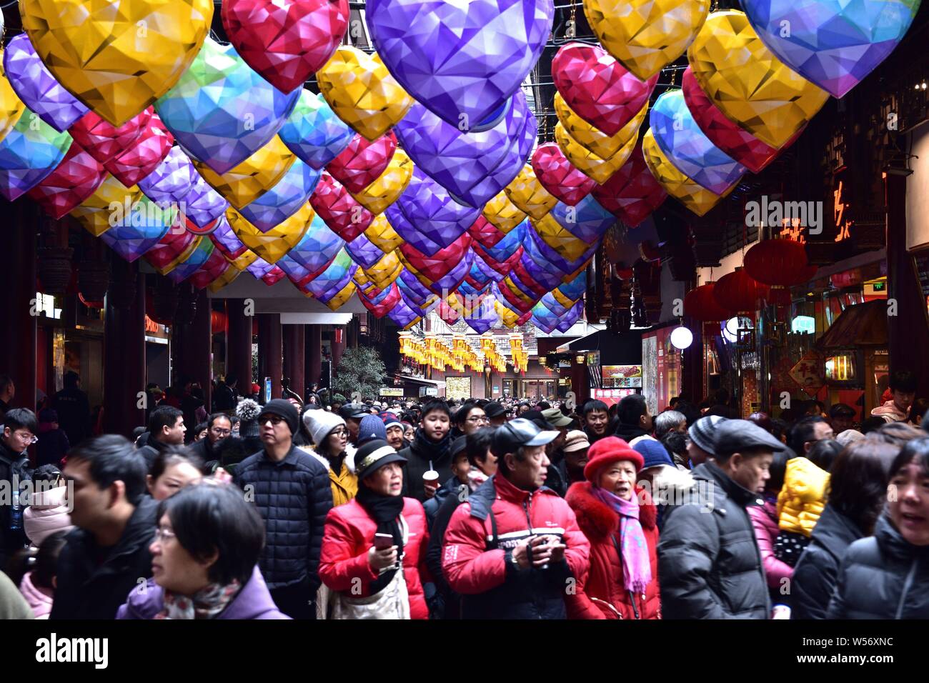 Tourists crowd the Yu Garden or Yuyuan Garden at the lantern fair ...