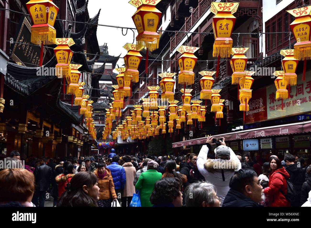 Tourists crowd the Yu Garden or Yuyuan Garden at the lantern fair ...
