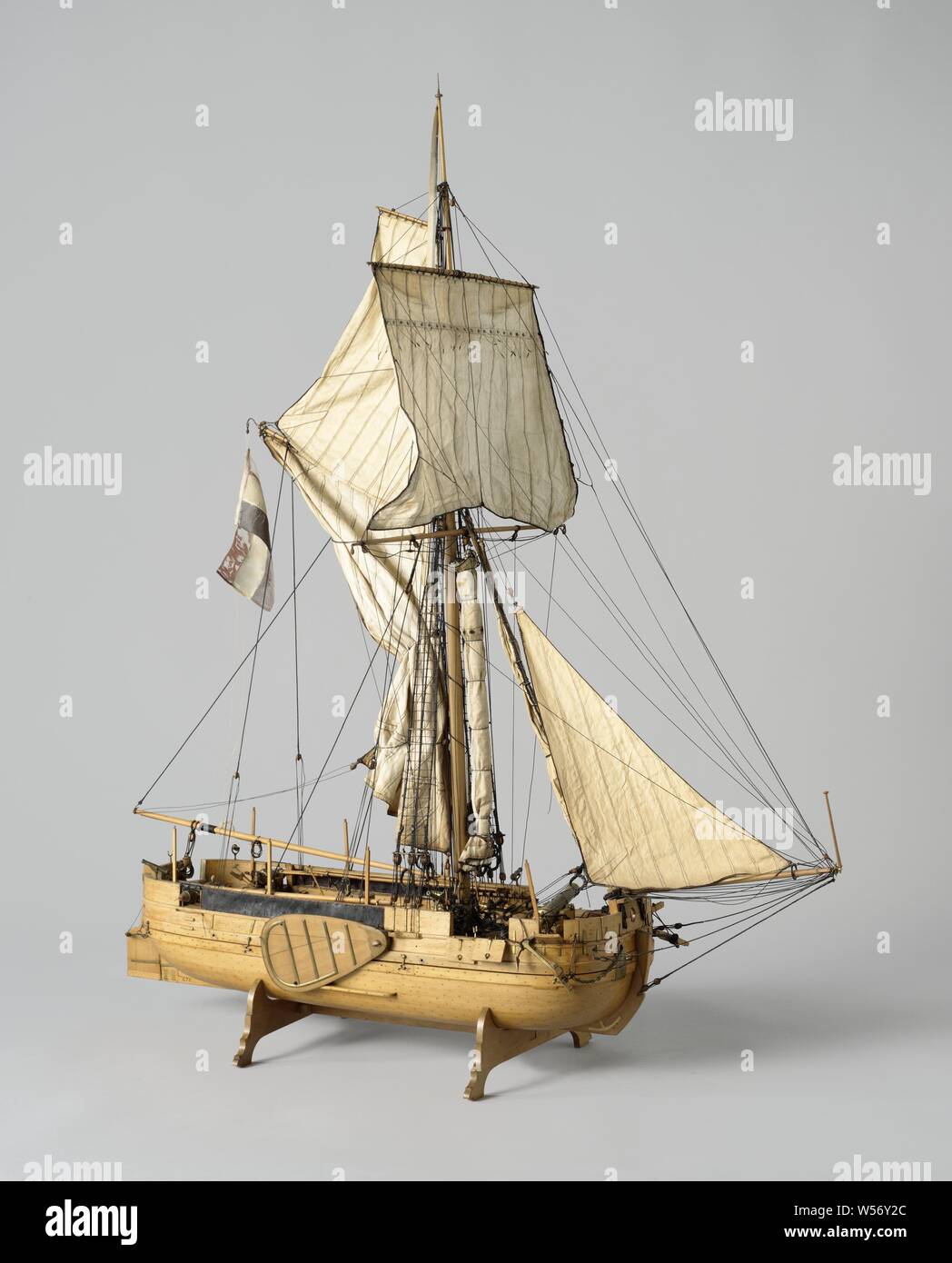 Model of a gaff-rigged gunboat, Tested truss model of a single-mast flat-bottomed gunboat, the model can be dismantled in two layers. Round bow and stern, a port and trap gates in the bow, two in the stern and two in the rear, a cannon on a turn slide in the bow, two carronades behind, four turning axes. The deck is detailed with a capstan, a chimney for the galley, shutters, a roef, a compass house, loading equipment for the guns, a mop and bucket, four oars, cannon balls and two anchors. A gown in the sides and four poles on either side for a higher gown. Full deck below deck with galley Stock Photo