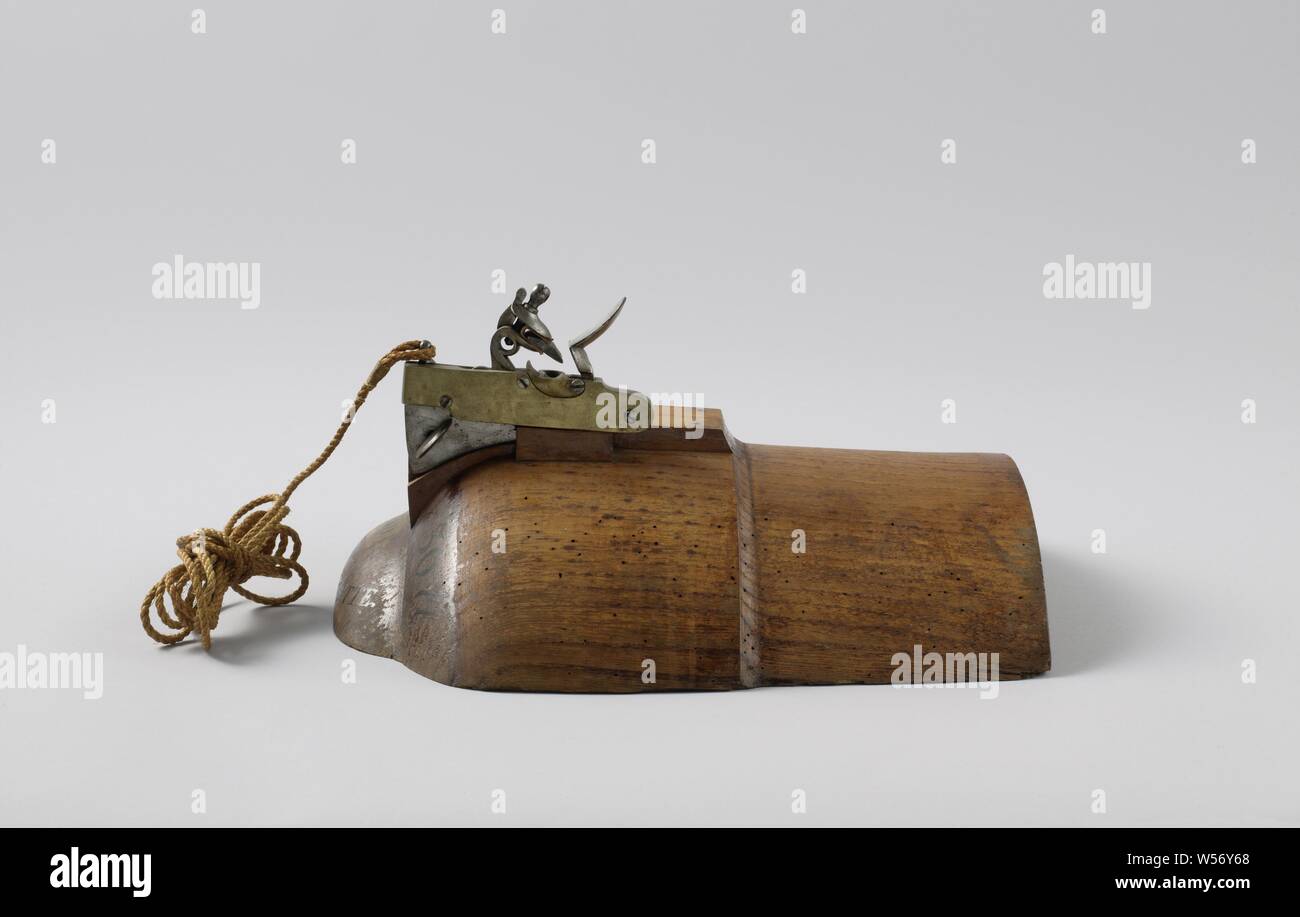 Gunlock (Flintlock) on a Dummy Breech or a 30Pounder Carronade, Flint