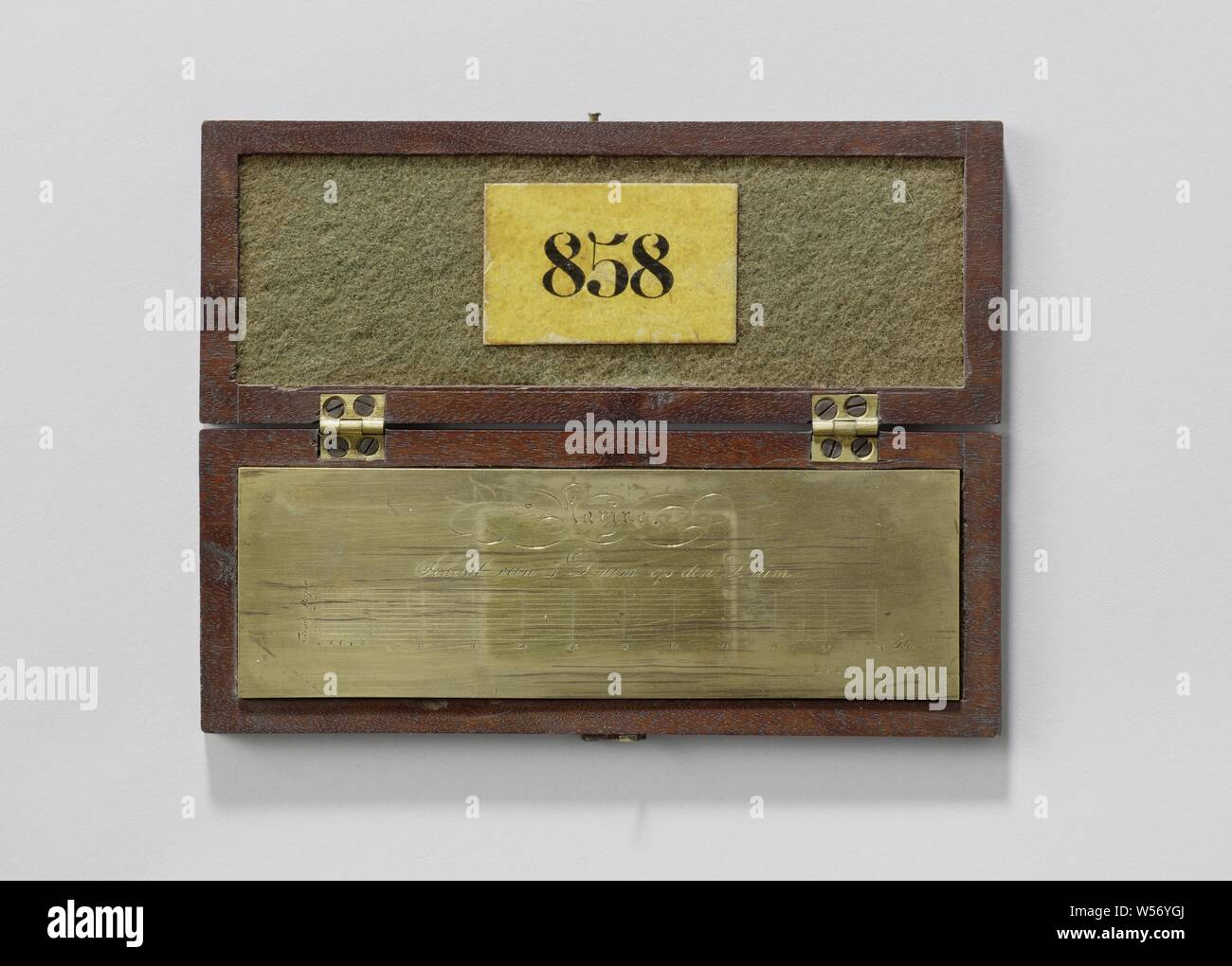 Decimal Scale, White metal drawing scale of 100 mm, one-on-one, in a wooden box with green sheet lining., D. van den Bosch (mentioned on object), Rotterdam, 1821, wood (plant material), brass (alloy), cloth, h 1.5 cm × w 16 cm × d 6.2 cm Stock Photo