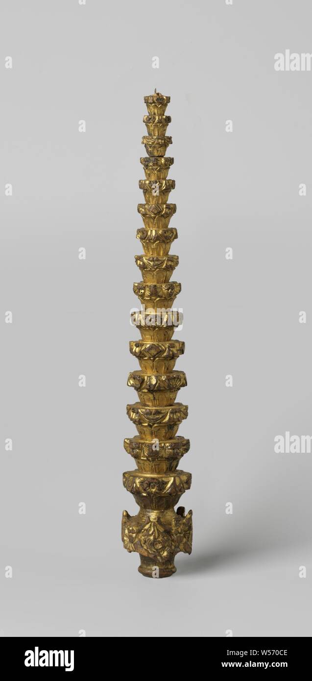 ~ side fritid skuffe Root of a flag staff, Gilded root with 16 sections. On the damaged lower  section, four putti with the arms raised. The others with stylized plant  motifs. The third, eighth and thirteenth