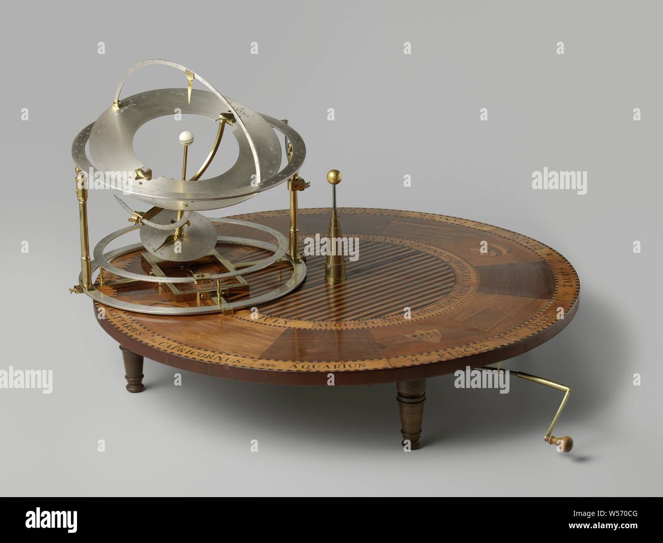 Table orrery Table orrery Table planetarium, Device with which the movement of sun, earth, moon and planets can be represented clearly, Amsterdam, Felix Meritis, Hartog van Laun, c. 1800 - c. 1808, brass (alloy), wood (plant material), ivory, gilding (material), gilding Stock Photo