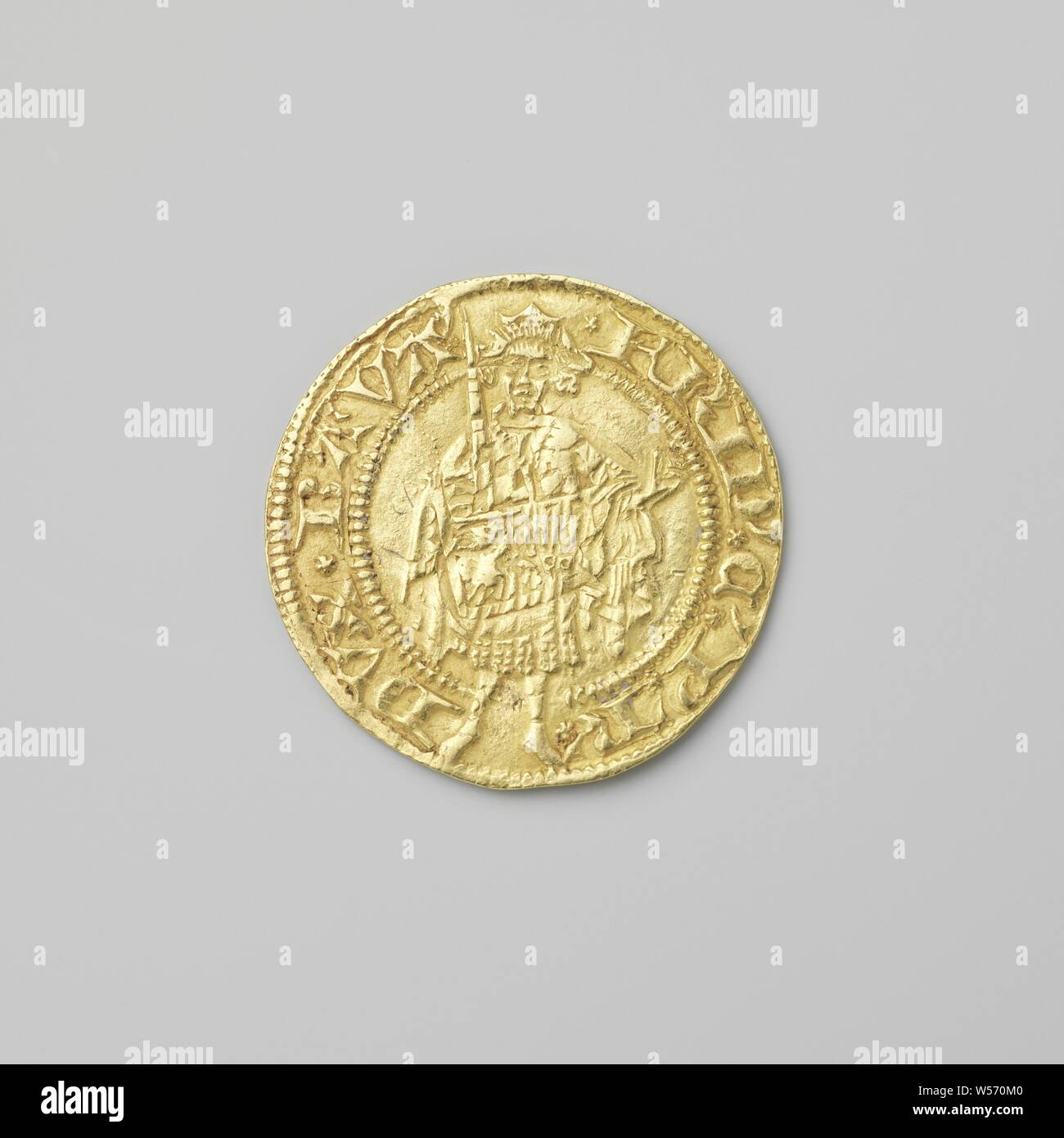 Rijnsgulden, Golden Rhine guilder, beaten by Palatinate Count Frederik I (1449 - 1476). Obverse: Standing man with crown and sword at his feet (Frederik I), inscription: FRID C'P'R 'DUX BAVIA. Reverse: Weapon in tripod, inscription: MONETA NOVA AUREA BA, Germany, Brielle, Bacharach, c. 1450, gold (metal), striking (metalworking), d 2.3 cm × w 3.35 Stock Photo