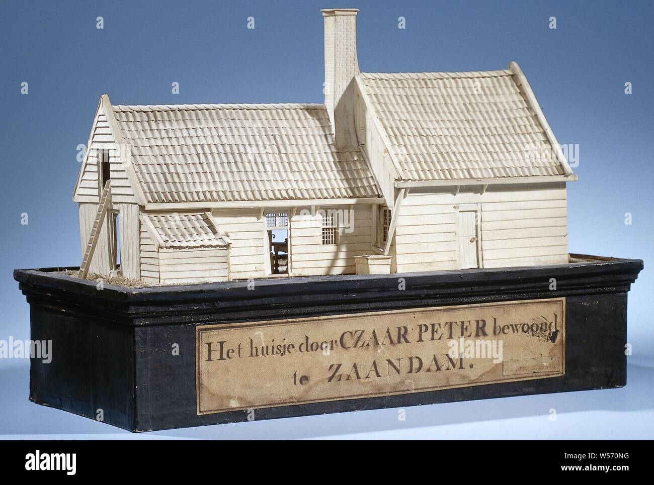 Paper model of the house of Tsar Peter I in Zaandam, The house of Czar Peter in Zaandam. Model in white paper, in glass case, Zaandam, Peter I the Great (Tsar of Russia), François de Richemont, The Hague, c. 1822, paper, wood (plant material), cardboard, glass, snipping, h 21 cm × w 27 cm × h 12.5 cm Stock Photo