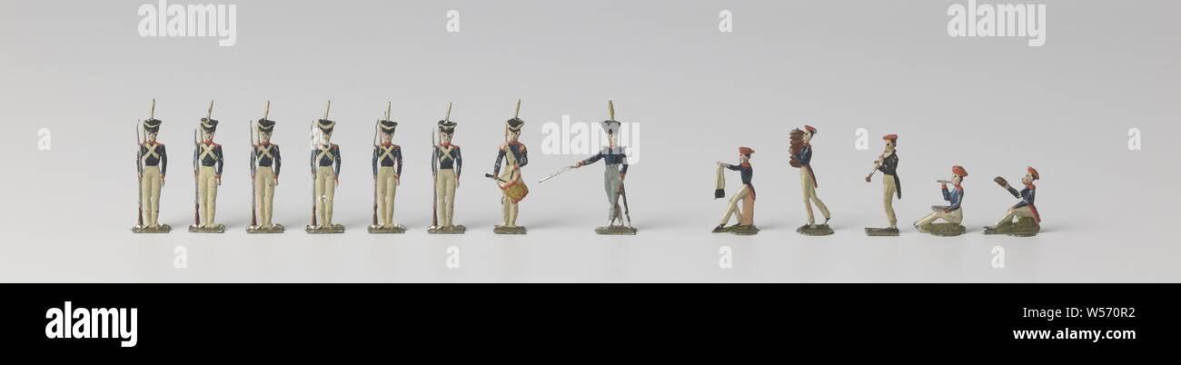 Tin soldiers from the beginning of the 19th century, horsemen, foot folk and camp table rites, Collection of tin figures, consisting of: 8 men cavalry including 1 officer, 10 marching soldiers, including 1 officer and 1 drummer, 7 soldiers in attitude, including 1 drummer, 5 soldiers and camp scenes and 1 market window, 3 x pots on the fire, 2 with figures, 12 tents, 2 of which with figures, 2 banners, 1 x 4 standing guns, 1 taproom with 5 soldiers at a table, 1 cannon on 2-wheeled casing, 1 team of 2 horses with rider and ammunition cart on 2 wheels and 1 with 4 wheels, Netherlands Stock Photo