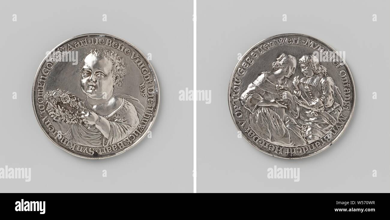 Medal with representation on the occasion of a wedding, Medal of silver with on the front: a young and young lady dressed in a 17th century costume. The young man offers the woman a flaming heart. Description: MYN LIEF RECEIVES MYN BRANDENT DEER THAT YOU WERE GIVEN ON TROU. On the other side the bust of a child with a wreath offering a flower: the BEST FRUIT DIE THUWLYCK. SYN CHILDREN VROOM AND GOET V AART., Pieter van Abeele, Amsterdam, c. 1656 - c. 1657, silver (metal), founding, d 5.5 cm × w 35.54 Stock Photo