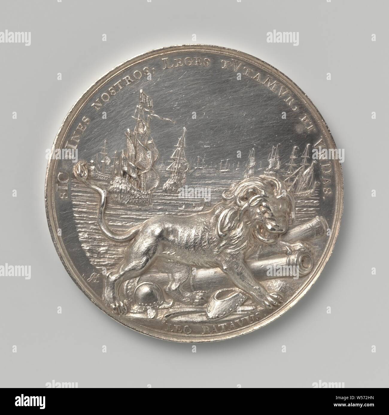 Peace of Breda (1667), Silver Medal. Obverse: Dutch lion tramples weaponry, in the background ships at sea within a circle. Reverse: inscription under coat of arms., Breda, Johannes Lutma (1624-1689), Netherlands, 1669, silver (metal), striking (metalworking), d 7.1 cm × w 123.95 Stock Photo