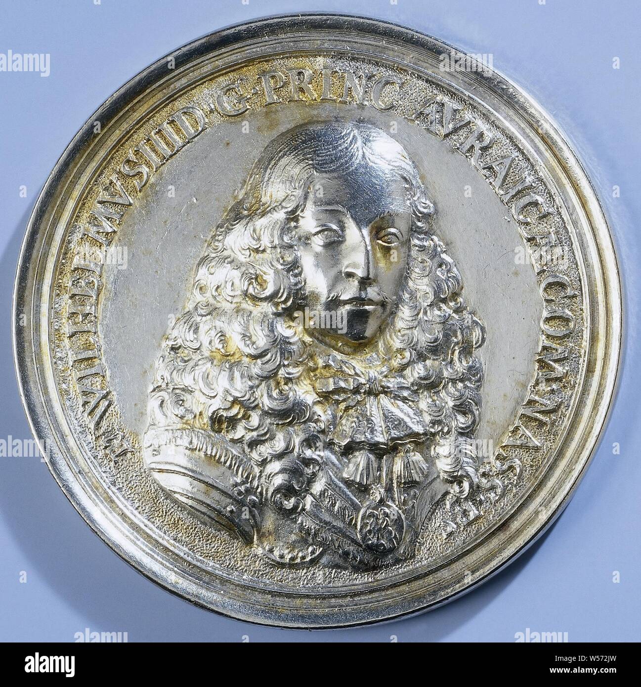 Elevation of William III as commander-in-chief of the country and naval power, Silver Medal. Front: man's bust inside the inside. Reverse: crowned coat of arms, hanging with order of Kousebandt., William III (Prince of Orange and King of England, Scotland and Ireland), Order of the Garter, Pieter van Abeele (copy after), Amsterdam, 1672 and/or 1677, silver (metal), striking (metalworking), d 7 cm × w 743 Stock Photo