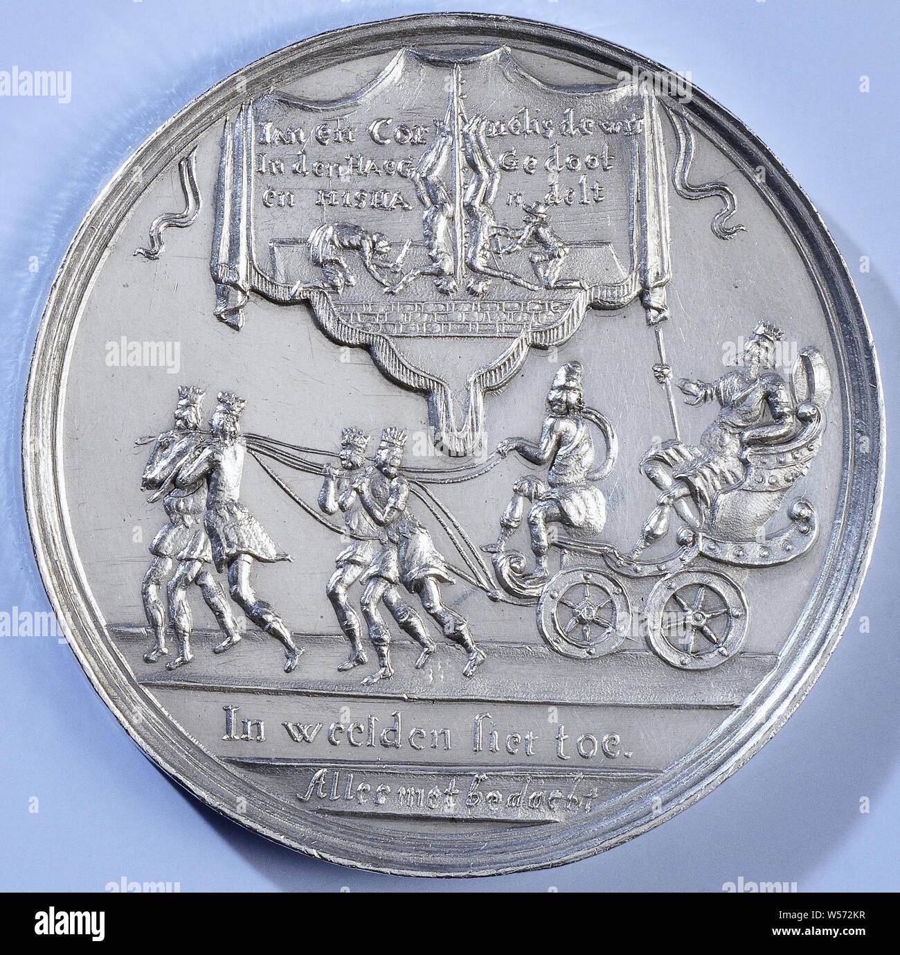 Murder of the de Witt brothers, Silver Medal. Obverse: above the inscription King Sesostris pulled on his triumphal car by four conquered kings under cloth depicting mistreatment of killed de Witt brothers. Reverse: inscription., The Hague, Cornelis de Witt, Johan de Witt, Monogrammist IVR (17e eeuw), Paris, 1672, silver (metal), striking (metalworking), d 5.9 cm × w 51.99 Stock Photo