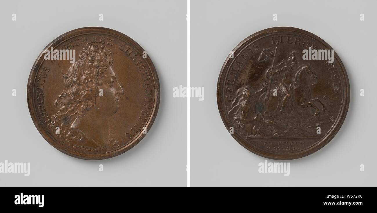 The Germans fled the Neckar again, Bronze Medal. Front: man's bust inside the inside. Reverse: horseman with banner with three lilies passes in full gallop astonished Neckargod within a circle, Ladenburg, Baden-Württemberg, Louis XIV (King of France), Jean Mauger, Paris, 1699 - 1703, bronze (metal), striking (metalworking), d 4.1 cm × w 310 Stock Photo