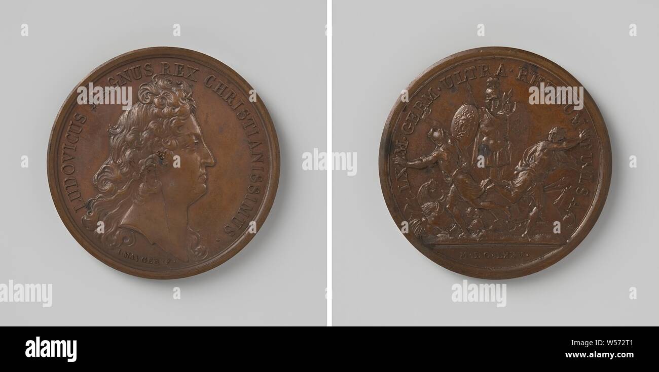 60 000 Germans hunted down the Rhine, Bronze Medal. Front: man's bust inside the inside. Reverse: weapon standard in the middle of a pile of weapons and two fleeing German warriors within a cover, Alsace, Rhine, Louis XIV (King of France), Jean Mauger, Paris, 1699 - 1703, bronze (metal), striking (metalworking), d 4.1 cm × w 30.99 Stock Photo