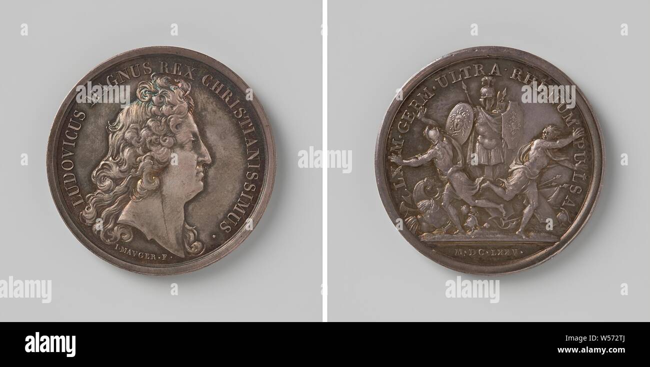 60 000 Germans hunted across the Rhine by the French, Silver Medal. Front: man's bust inside the inside. Reverse: erected victory sign amidst a pile of military equipment and two fleeing German warriors within an inscription, Rhine, Alsace, Louis XIV (King of France), Jean Mauger, Paris, 1699 - 1703, silver (metal), striking (metalworking), d 4.1 cm × w 39.21 Stock Photo