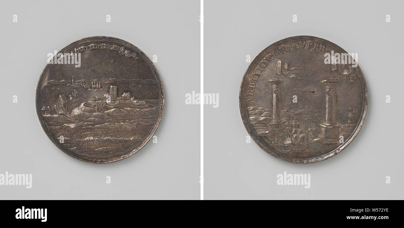 Capture of Helsingborg by the Danes, Silver Medal. Front: city and fortress under pennant with inscription. Reverse: ships passing between two pillars with a crowned monogram of Christiaan V and Danish flags inside, Helsingborg, Sweden, anonymous, Denmark (possibly), 1676, silver (metal), striking (metalworking), d 3.9 cm × w 24.25 Stock Photo