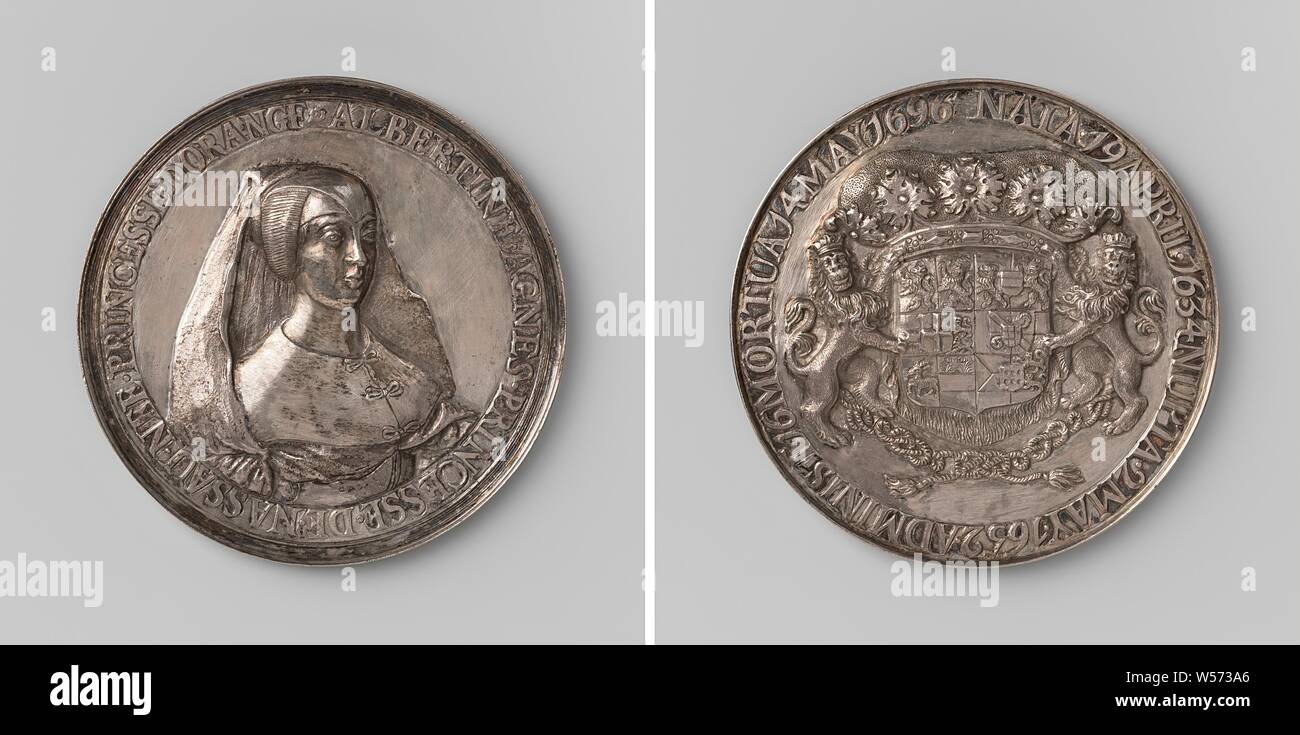 Death of Albertine Agnes, Princess of Nassau, daughter of Frederik Hendrik and Amalia of Solms, Silver Medal. Obverse: woman's bust inside the inside. Reverse: crowned coat of arms flanked by two crowned lions in a circle, Albertine Agnes (Princess of Orange), anonymous, 1696, silver (metal), founding, d 8.2 cm × w 161.56 Stock Photo