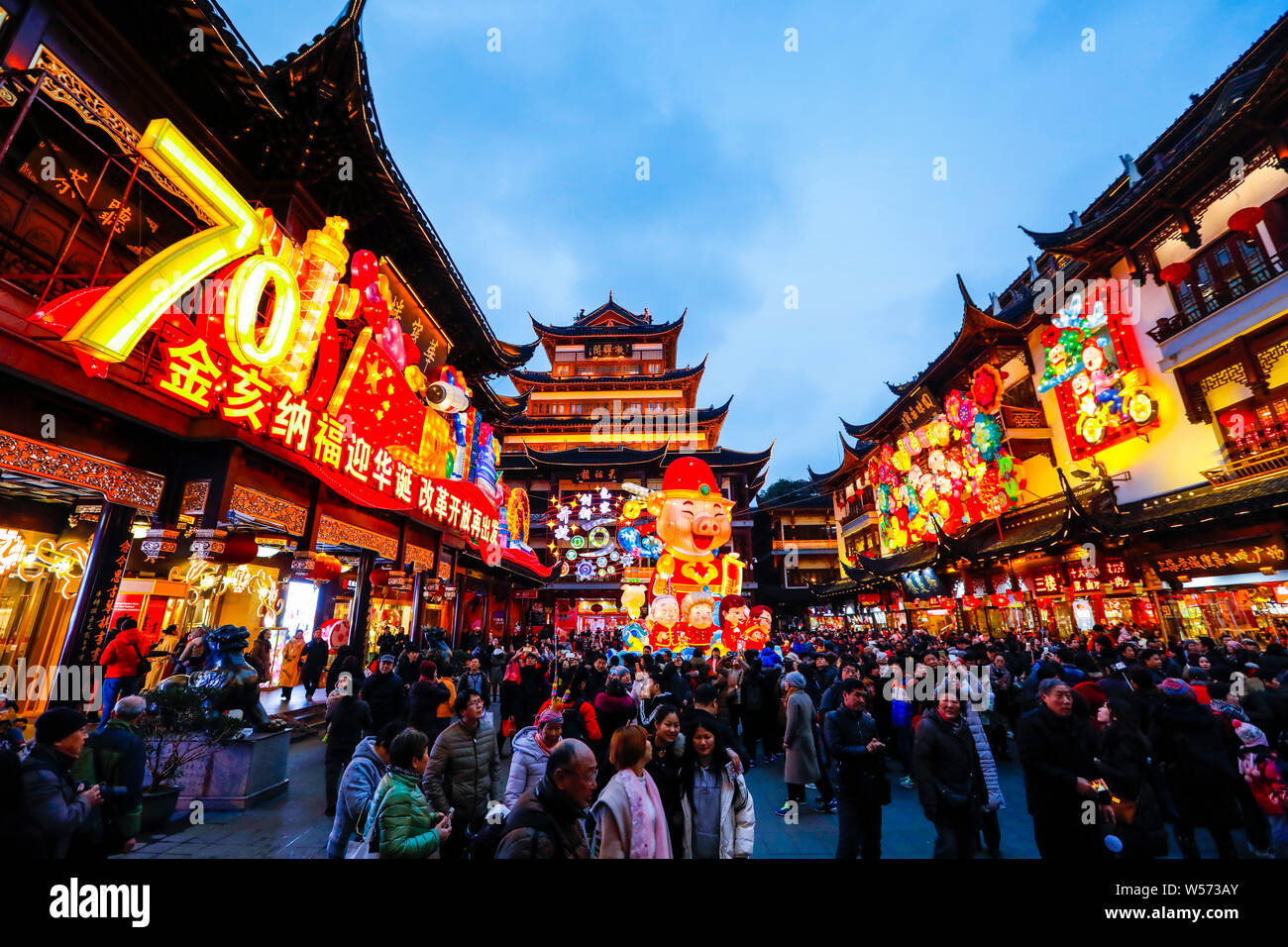 Tourists crowd the Yu Garden or Yuyuan Garden at the lantern fair to ...