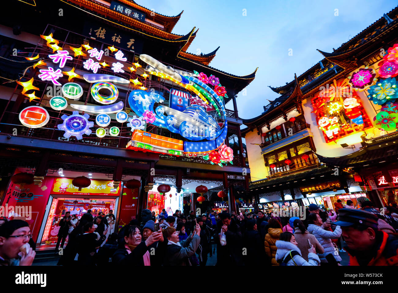 Tourists crowd the Yu Garden or Yuyuan Garden at the lantern fair to ...
