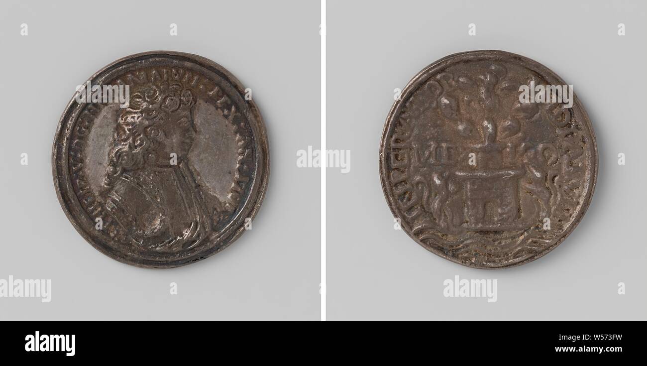 Philip V also recognized as king in the new world, Silver Medal. Front: man's bust inside the inside. Reverse: coat of arms within circumference., Mexico, Central America, West India, Venezuela, Colombia, Ecuador, Peru, Bolivia, Chile, South America, Philip V (King of Spain), anonymous, 1701, silver (metal), striking (metalworking), d 3.3 cm × w 15.62 Stock Photo