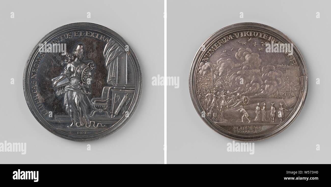 Failed attack by the French on Nijmegen, Silver Medal. Obverse: Nijmegen in the shape of a woman with a freedom hat, Medusa shield and book with three stamps trampled on snake, in the background Roman office and two fasces within the cover. Reverse side: besiegers from city walls bombarded within inscription, above inscription., Nijmegen, Jan Boskam, 1702, silver (metal), striking (metalworking), d 4.4 cm × w 373 Stock Photo