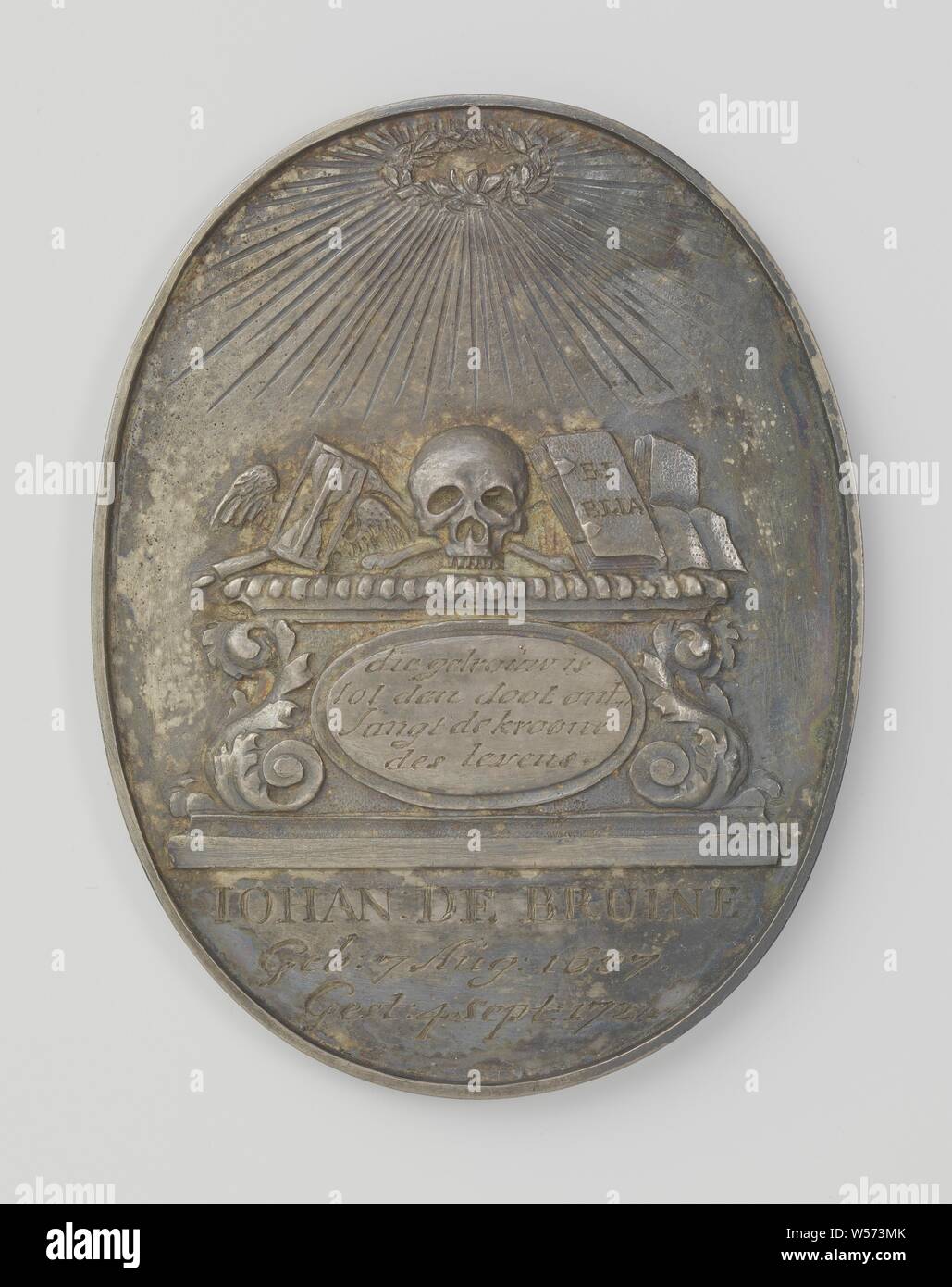 Death of Johannes de Bruine, pastor in De Knipe, Staveren, Sluis, Wezel, Dordrecht and The Hague, Silver oval medal. Obverse: skull, extinguished torch, winged hourglass, bible and other books on altar with medallion with inscription, above it radiant olive wreath, cut off: inscription. Reverse: inscription, below mark and master marks, De Knipe, Stavoren, Wesel, Dordrecht, The Hague, Johannes de Bruine, Tielman Sluyter, Netherlands, 1722, silver (metal), striking (metalworking), l 7.3 cm × w 5.7 cm × w 500 Stock Photo