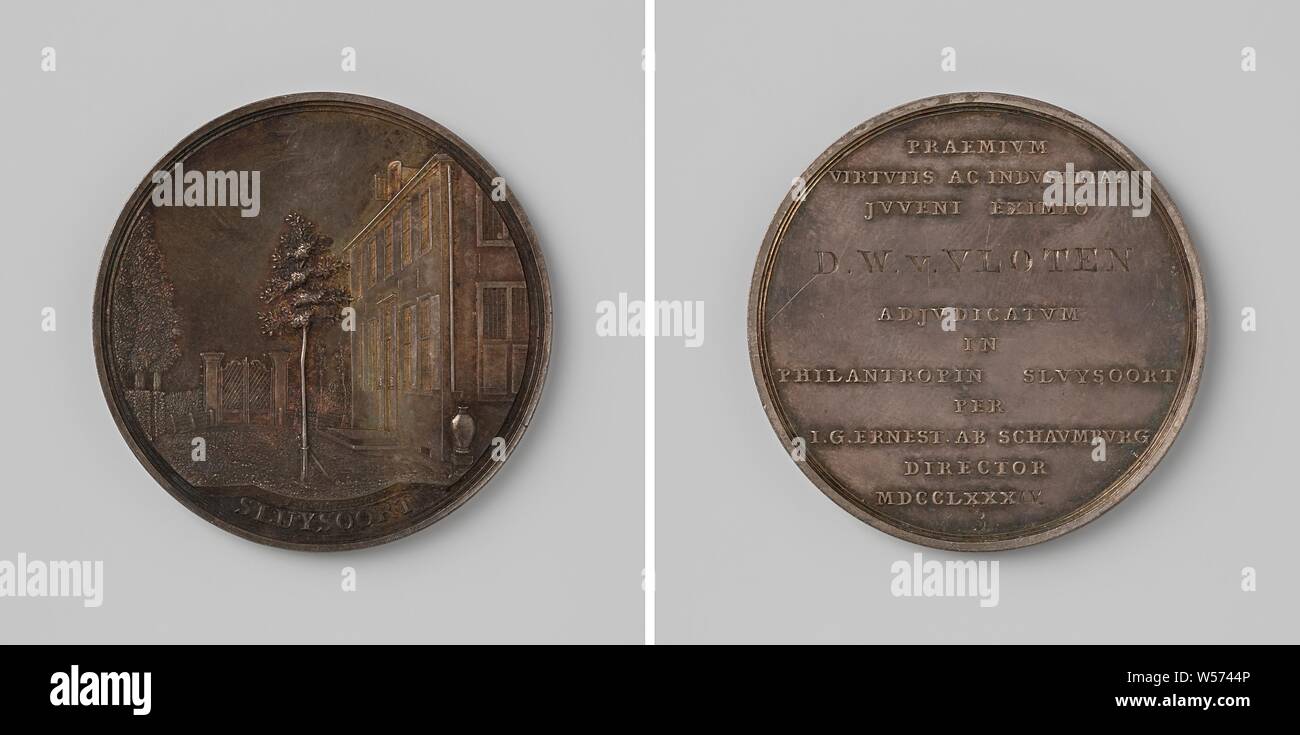 Opluedingsgesticht Sluysoort, assigned to D.W. Fleets, Silver Medal. Front: view of the asylum, in addition tree. Reverse: inscription, Sluysoort, D.W. Vloten, J.G. Ernst van Schaumburg, Johan George Holtzhey, Amsterdam, 1784, silver (metal), striking (metalworking), d 4.2 cm × w 22.26 Stock Photo