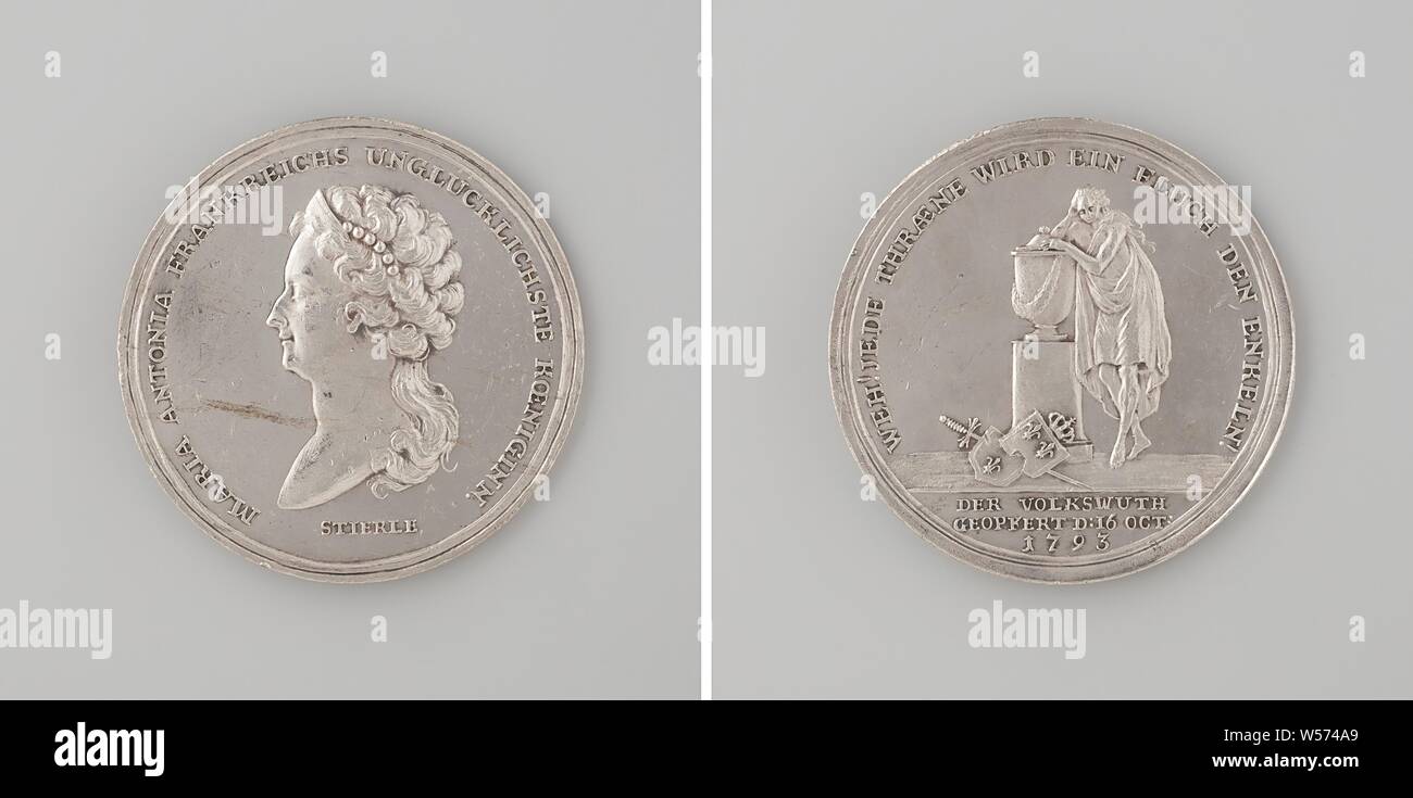 Execution of Marie Antoinette, Silver Medal. Obverse: bust of a woman with a diadem inside the inscription. Reverse: mourning woman leaning against corpse, hanging with flower wreath, standing on pedestal, against a pedestal broken coat of arms and sword within an inscription, cut off: inscription, Paris, Marie Antoinette, Johann Jakob Gottfried Stierle, Berlin, 1793, silver (metal), striking (metalworking), d 3.5 cm × w 14.45 Stock Photo