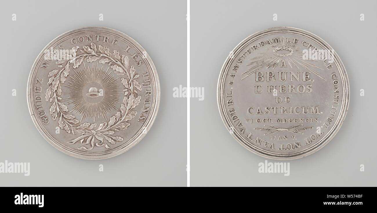 Battle of Castricum, Medal by the Company 'To the Benefit of the Fatherland' Honored by General Brune, Silver Medal. Obverse: radiant freedom hat within oak wreath and circumference. Reverse: inscription under radiant laurel wreath above lightning bolts within inscription, Amsterdam, Castricum, Guillaume-Marie-Anne Brune, anonymous, Netherlands, 1799, silver (metal), striking (metalworking), d 4.2 cm × w 24.12 Stock Photo
