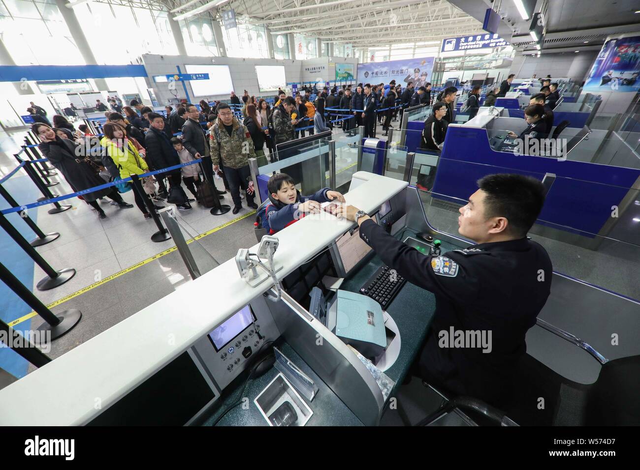 Queue Inchina Chinese citizens who are to travel abroad during the Spring Festival ...