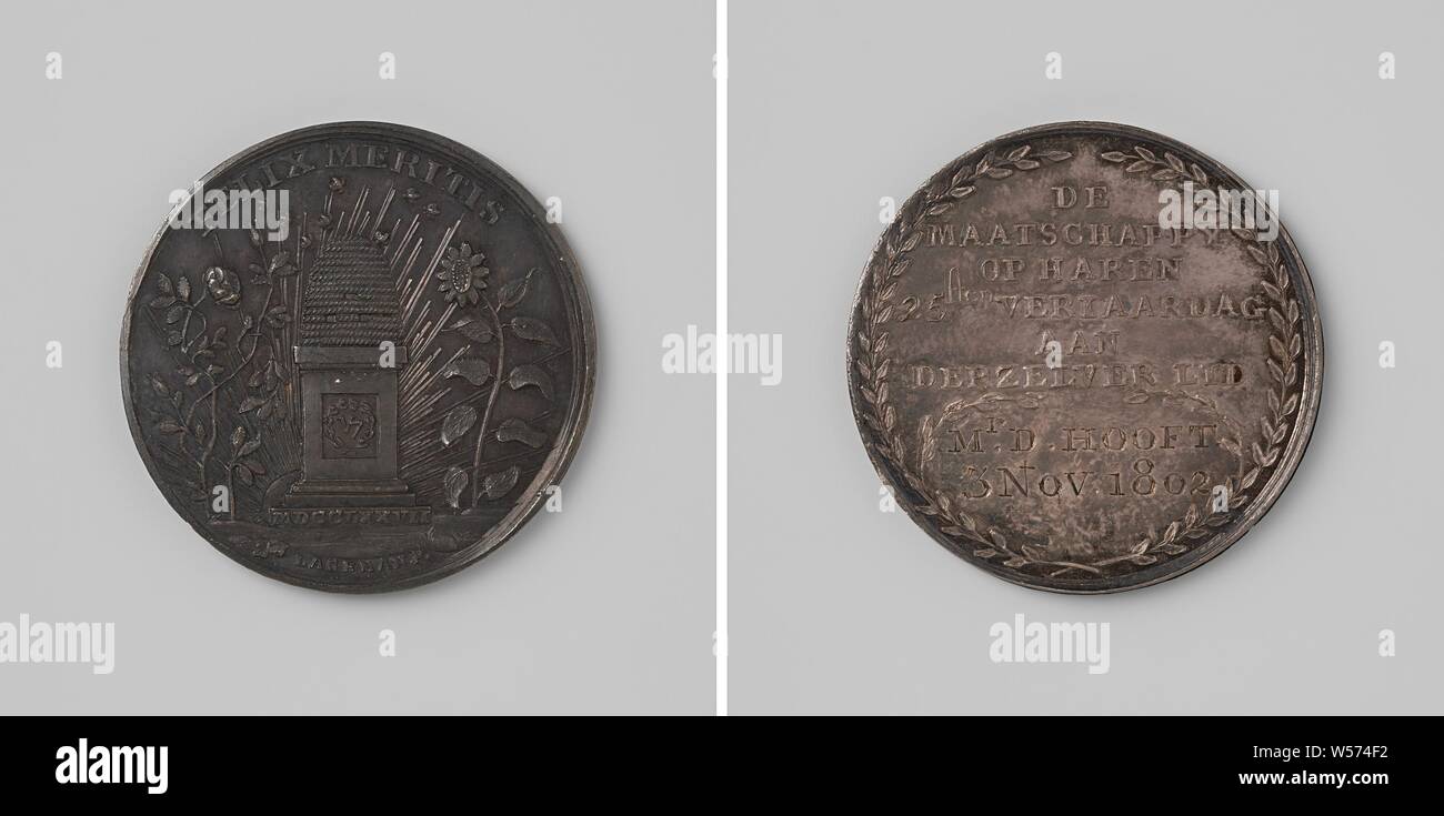 Twenty-five years of existence of the 'Felix Meritis' society, medal awarded to D. Hooft, silver medal Obverse: beehive, standing on altar between rose bush and sunflower, lit by rising sun within a circle, cut: signature. Reverse: inscription within a wreath, Amsterdam, D. Hooft, Felix Meritis, Johannes Michiel Lageman, 1802, silver (metal), engraving, d 3.2 cm × w 108 Stock Photo