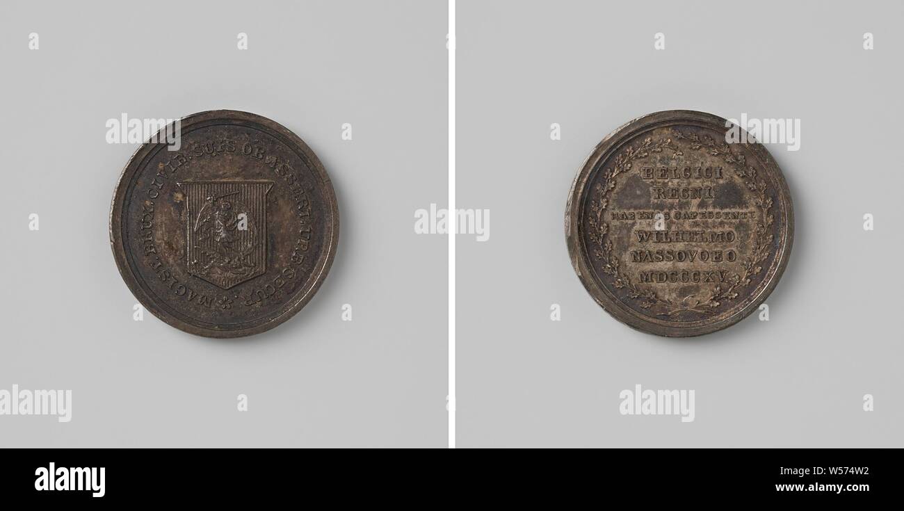 Defense of Brussels, city medal awarded to the armed bourgeoisie, Silver medal Obverse: coat of arms within an inscription. Reverse: inscription within oak wreath, Brussels, Willem I Frederik (King of the Netherlands), anonymous, 1815, silver (metal), striking (metalworking), d 1.6 cm × w 2.29 Stock Photo