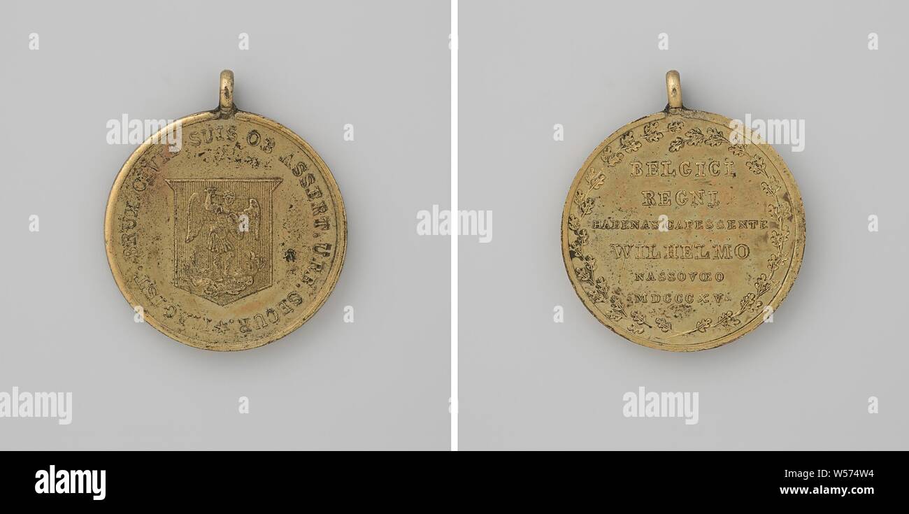 Defense of Brussels, medal awarded by the city to the armed bourgeoisie, Copper medal to support ring. Obverse: coat of arms within an inscription. Reverse: inscription within oak wreath, Brussels, Willem I Frederik (King of the Netherlands), anonymous, 1815, copper (metal), striking (metalworking), d 2.7 cm × d 2.4 cm × w 6.85 Stock Photo