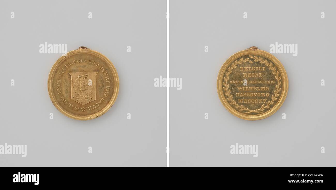 Defense of Brussels, medal awarded by the city to the armed bourgeoisie, Golden medal with broken support ring. Obverse: coat of arms within an inscription. Reverse: inscription within oak wreath., Brussels, Willem I Frederik (King of the Netherlands), anonymous, 1815, gold (metal), striking (metalworking), d 1.7 cm × w 3.13 Stock Photo