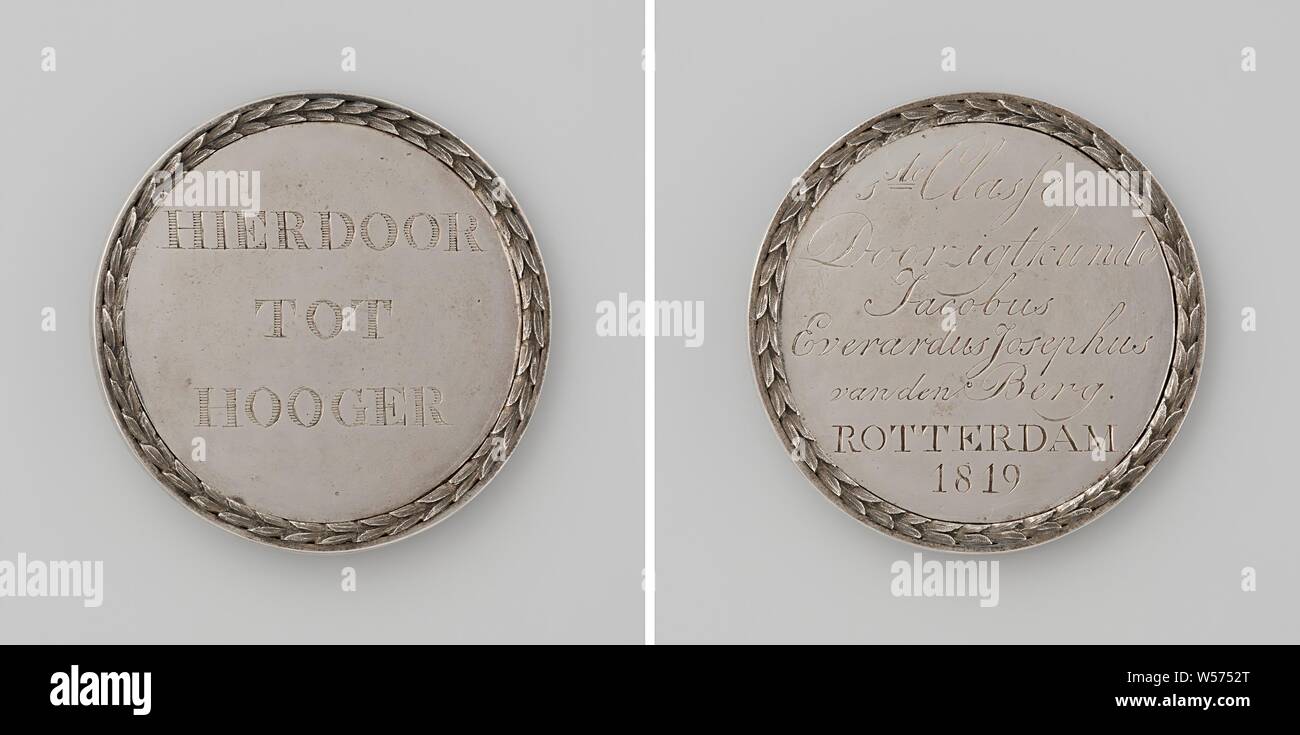 Drawing Academy 'Door tot Hooger' in Rotterdam, medal awarded to Jacobus Everardus Josephus van den Berg for Doorzigtkunde, Silver medal with laurel wreath in high relief. Front: inscription. Reverse: inscription., Rotterdam, Jacobus Everhardus Josephus van den Berg, Drawing Academy 'Door to Hooger', Kruisting, 1819, silver (metal), engraving, d 5 cm × w 41.92 Stock Photo