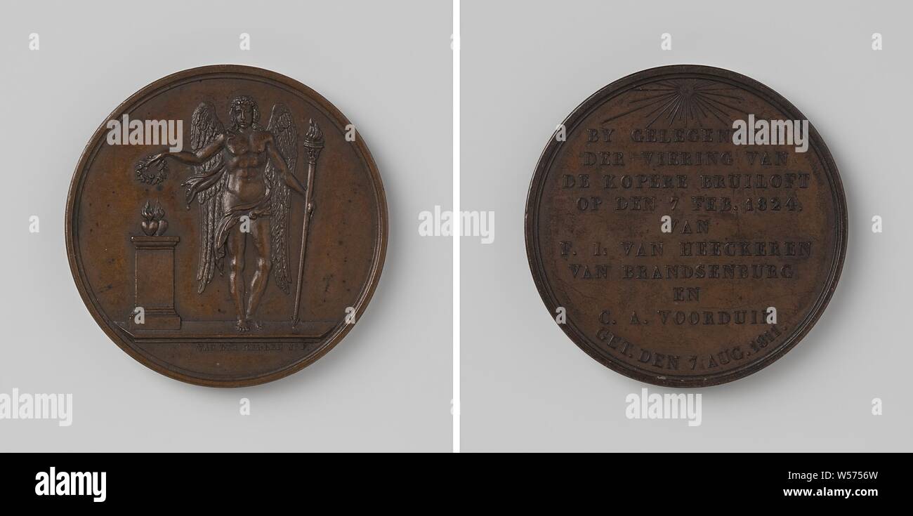 Twelve-year-and-a-half marriage of F.I. van Heeckeren van Brandsenburg and C.A. Voorduin, Bronze Medal. Obverse: winged wedding god Hymen holds a burning torch in his left hand and places rosary on his altar with his right hand, on which lie two connected burning hearts, cut: signature. Reverse: inscription under sky light. Anniversary medal in honor of twelve and a half years of marriage., Frans Jan baron van Heeckeren van Brandsenburg, Cornelia Adriana Voorduin, David van der Kellen (1804-1879), Utrecht, 1824, bronze (metal), striking (metalworking), d 4.1 cm × w 35.19 Stock Photo