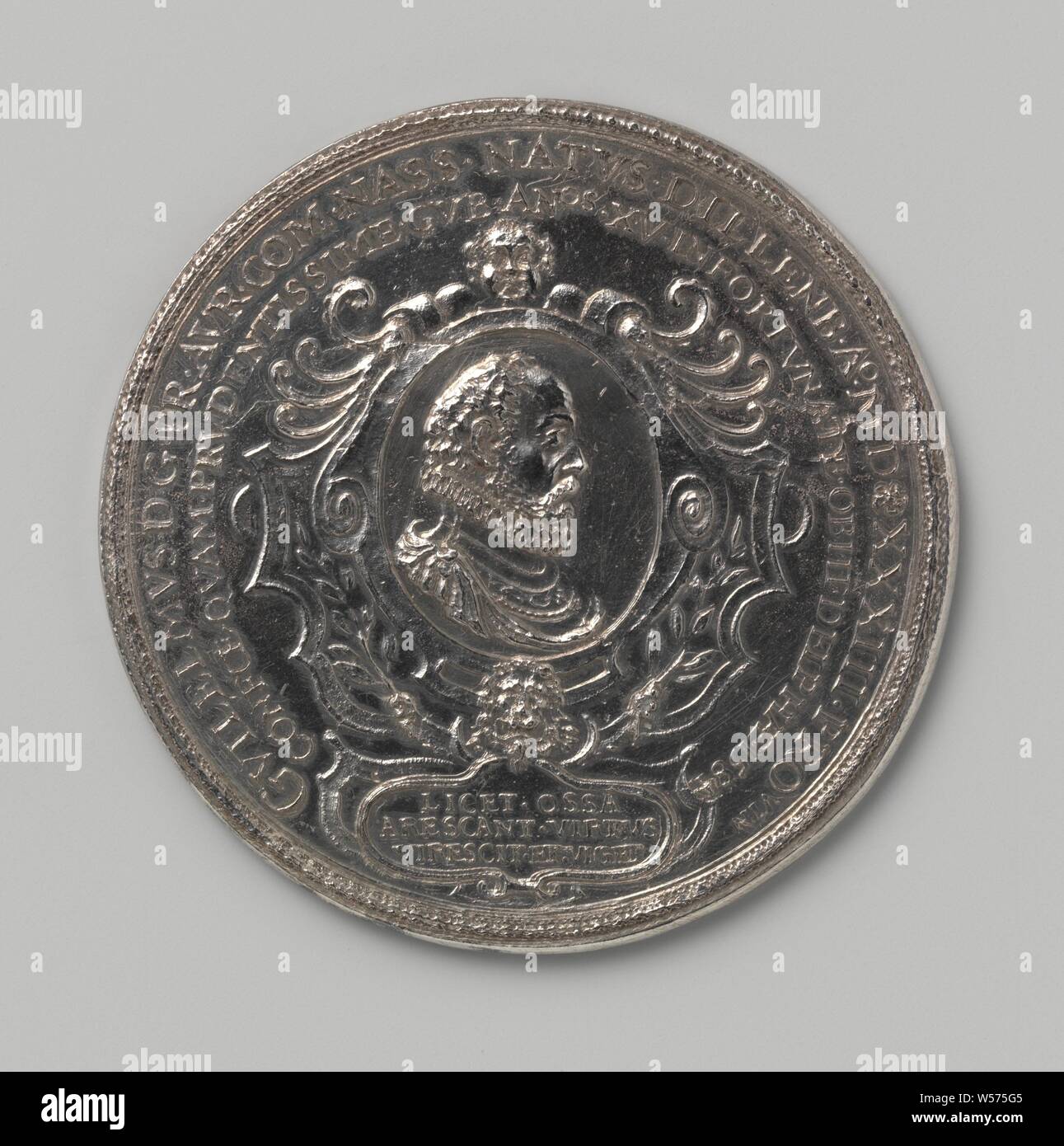 Murder of William I, Prince of Orange-Nassau, Silver Medal. Front: man's bust inside decorative border and two-line lettering, above cartouche with lettering. Reverse: Kingfisher flies into its nest that floats on the sea within a frame and decorative border, Willem I (Prince of Orange), Gerard van Bylaer, Dordrecht, 1584, silver (metal), striking (metalworking), d 6.1 cm × w 52.63 Stock Photo