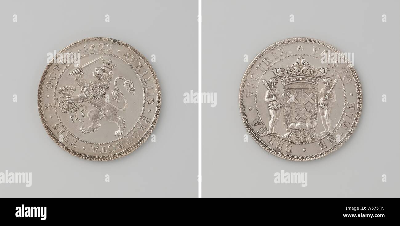 Relief of Bergen op Zoom by Maurits, medal awarded to the main officers, Silver medal. Obverse: crowned coat of arms flanked by two men with clubbing inside. Reverse: crowned lion with sword and bundle of arrows within an inscription, Bergen op Zoom, anonymous, Netherlands, 1622, silver (metal), striking (metalworking), d 4.7 cm × w 31.63 Stock Photo