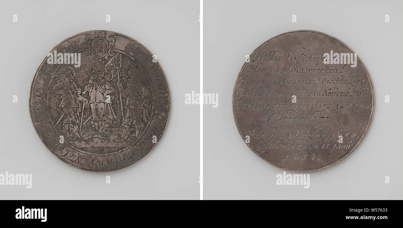 Siege of Amsterdam, medal awarded to the shooters after the siege, Silver medal. Front: three armed shooters with a coat of arms, inside an inscription. Reverse: inscription, Amsterdam, Willem II (Prince of Orange), Joan Huydecoper of Maarseveen (I), Joan Huydecoper of Maarsseveen (II), Frans Oetgens van Waveren, Otto Barentsen Smient, anonymous, 1651, silver (metal), engraving, d 5.6 cm × w 315 Stock Photo