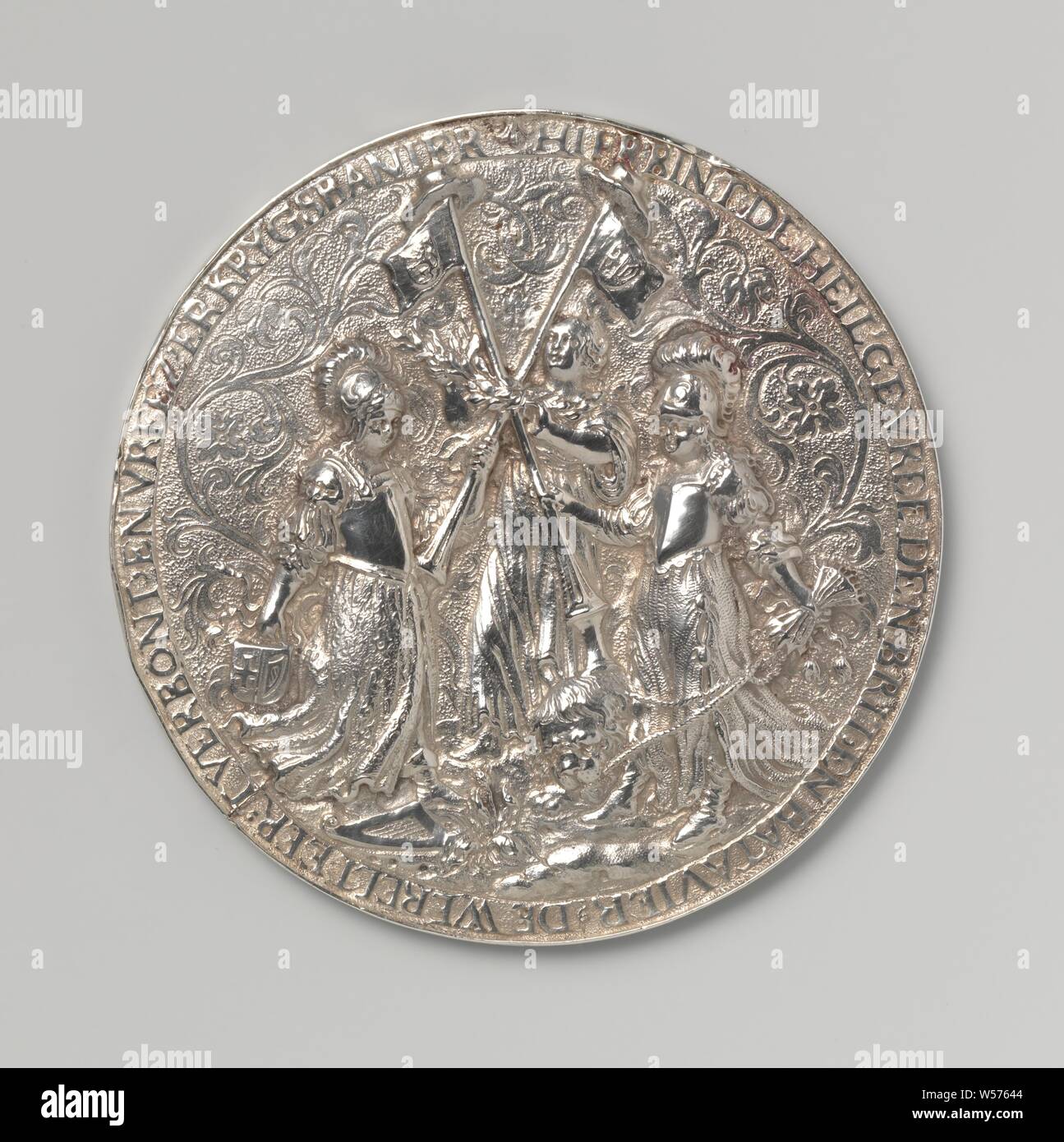 Peace between England and Holland, closed at Westminster, Silver Medal. Front: Brittania with a coat of arms and the Dutch virgin with a bundle of arrows and the reins of the Dutch lion each holding a freedom hat on a flagpole that is bound together by Peace with a wreath within a circle. Reverse: warship on the high seas, above it Fame blowing on a trumpet within a circumference., England, Netherlands, Westminster, Republic of the Seven United Netherlands, Wouter Muller, Amsterdam, 1654, silver (metal), founding, d 8 cm × w 74.81 Stock Photo