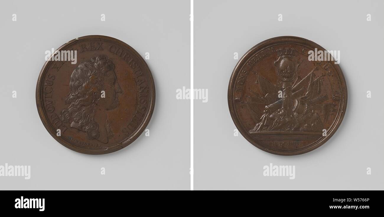 Conquest of Montmedy, Bronze Medal. Obverse: bust of a young man (Lodewijk XIV) within a circle. Reverse: on a mountain top victory sign of war equipment with a crowned coat of arms above inscription, cut off: year, Montmé dy, Lorraine, Louis XIV (King of France), Jean Mauger, Paris, 1699 - 1703, bronze (metal), striking (metalworking), d 4.1 cm × w 26.91 Stock Photo