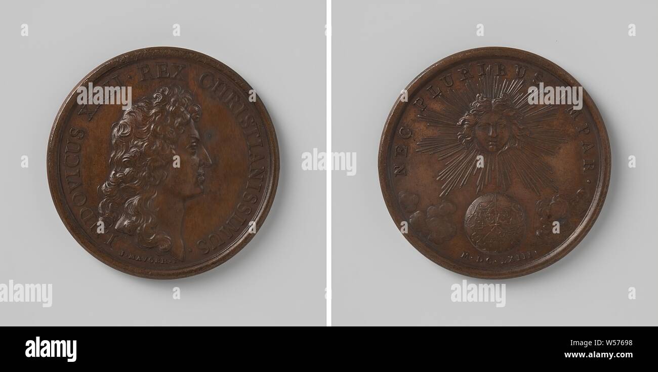 Louis XIV, King of France, Bronze Medal. Obverse: bust of a young man (Lodewijk XIV) within a circle. Reverse: sun illuminates earth within circumference, below year, Louis XIV (King of France), Jean Mauger, Paris, 1699 - 1703, bronze (metal), striking (metalworking), d 4.1 cm × w 33.48 Stock Photo