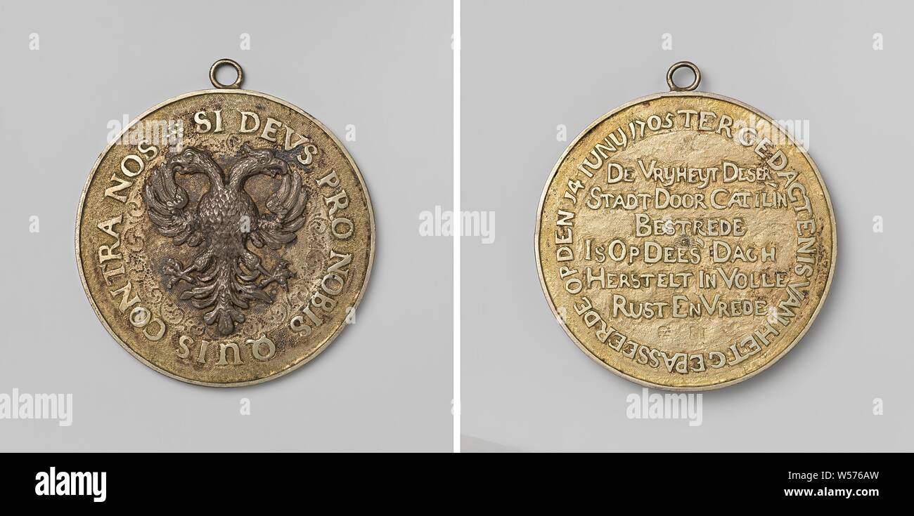 Restoration of freedom in Arnhem, medal awarded to the members of the voluntary militias fused into a militia militia, Silver medal to the eye. Front: two-headed eagle, mounted on a flat inside circumference. Reverse: inscription within Arnhem, Arnhem, Peter Engelen, 1705, silver (metal), gilding (material), gilding, h 12.6 cm × d 11.5 cm Stock Photo